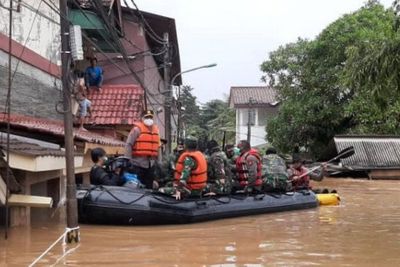 Banjir Setinggi 4 Meter di Cipinang Melayu, Petugas Gabungan Evakuasi 300 Kepala Keluarga