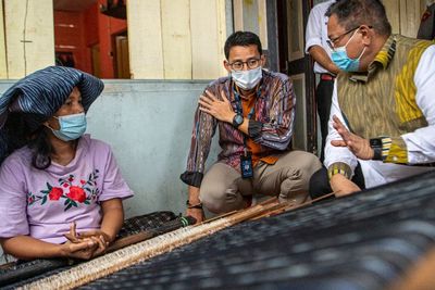 FOTO: Kunjungan Menparekraf di Kampung Ulos Silahi Sabungan