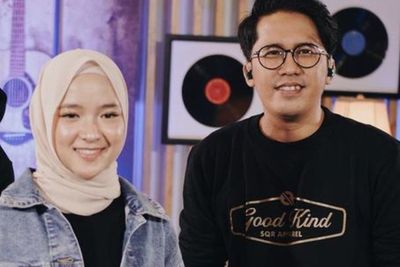 Baju Couple Nissa-Ayus Sabyan di Video Klip Lagu Deen Assalam Jadi Sorotan Netizen