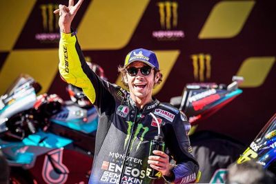 Meski Terkenal, Pembalap Valentino Rossi Tak Masalah Makan Lesehan
