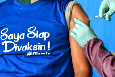 Hendak Divaksinasi Petugas Kesehatan, Satu Dusun di NTT Kabur Karena Takut