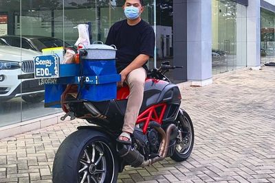 Wow! Pria Ini Pakai Moge Ducati Diavel Ratusan Juta untuk Jualan Siomay