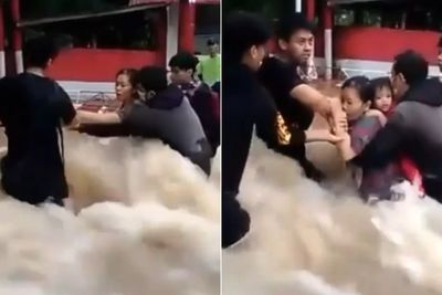 Evakuasi Ibu dan Anak Saat Banjir, Aksi Para Pemuda Ini Dipuji Netizen