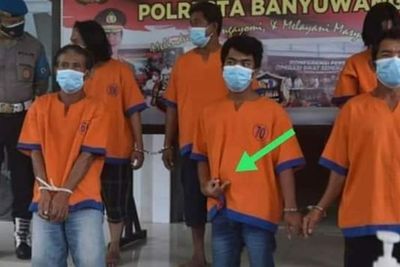 Cari Sensasi, Tersangka Pencurian Acungkan Jari Tengah saat Difoto di Polres Banyuwangi