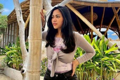 Usai Lepas Hijab, Rachel Vennya Tampil Pede Pakai Baju Bergaya Smocked