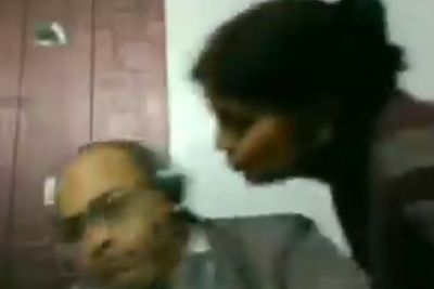Viral Video Seorang Istri Ingin Mencium Suaminya saat Virtual Zoom Meeting, Bikin Ngakak