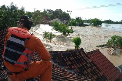 Basarnas Terjunkan Tim Rescue Spesial , Bantu Evakuasi Korban Tanggul Jebol Bekasi