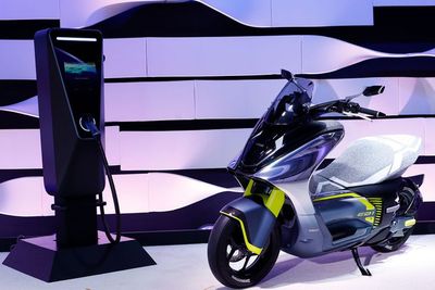 Pihak Yamaha Patenkan Nama E01 untuk Skuter Listrik Bongsor Terbaru