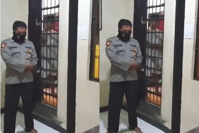 Viral Polisi di Polres Magelang Jadi Imam Salat di Ruang Tahanan Dibatasi Jeruji Besi