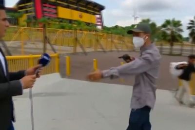 Lagi Siaran Langsung, Reporter TV Ini Alami Perampokan, Pelaku Todongkan Pistol