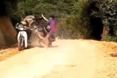 Aksi Ugal-ugalan Pemuda Lakukan Wheelie di Atas Motor, Pengendara Lain Jadi Korban