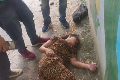 Ini Sosok Perempuan Berbaju Motif Macan Tutul yang Tewas Tergeletak di Pinggir Jalan 