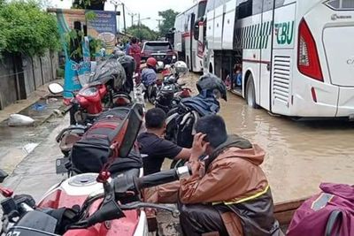 Potret Pengendara di Karawang yang Sudah 2 Hari Terjebak Banjir Tak Bisa Hubungi Keluarga