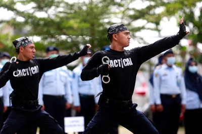 FOTO: Atraksi Bela Diri Menggunakan Borgol