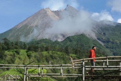 Merapi Luncurkan 12 Kali Guguran Lava Pijar hingga Sejauh 1,2 Km