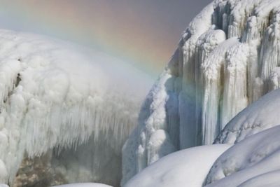 Potret Air Terjun Niagara Membeku saat Musim Dingin di Amerika Serikat