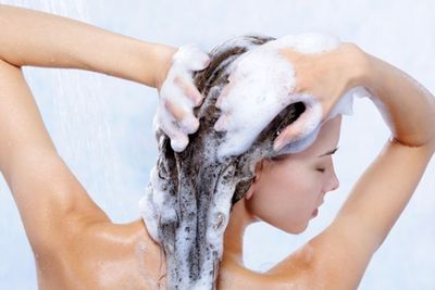 Memiliki Efek pada Rambut, Bolehkah Kita Berkeramas Setiap Hari?