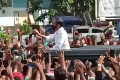 Viral Video Kerumunan Sambut Jokowi di Maumere, Istana Beri Pembelaan