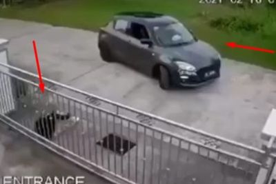 Adegan Membuka Pintu Mobil Ini Benar-benar Membuat Penontonnya Baper: Kapan Ya Diginiin...