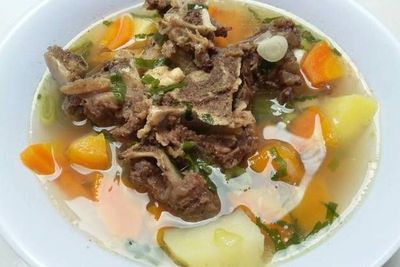 Ide Lauk Berkuah Gurih, Yuk Masak Sup Tulang Sapi