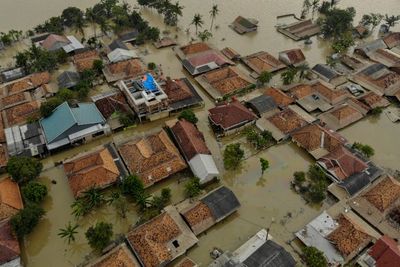FOTO: Ribuan Rumah di Karawang Terendam Banjir