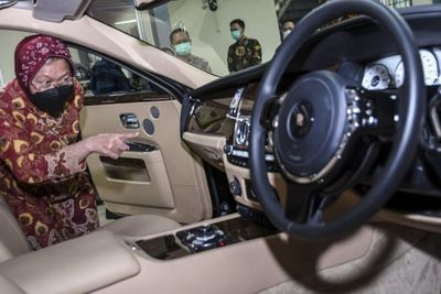 Bantu Korban Bencana, Mensos Risma Lelang Mobil Mewah Rolls Royce Miliaran Rupiah