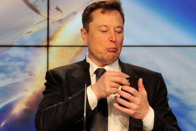 Harga Saham Tesla Jatuh, Elon Musk Kehilangan Gelar Orang Terkaya di Dunia