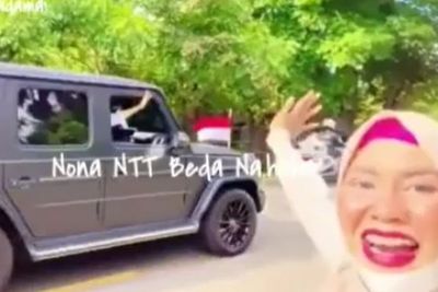 Heboh Emak-emak di Maumere Teriak Pak Aku Mencintai Salah Satu Ajudanmu ke Arah Jokowi