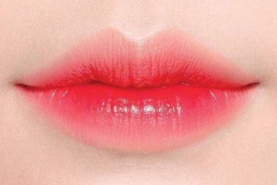 Biar Bibir Makin Seksi, Lakukan Tips Pakai Lipstik Ombre Berikut Ini!