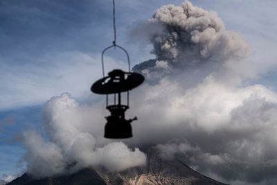 FOTO: Gunung Sinabung Semburkan Material Vulkanik
