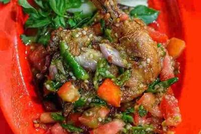 Resep Ayam Goreng Sambal Pecak, Pedasnya Nampol Tapi Enak!