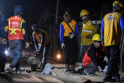 FOTO: Penanggulangan Amblesnya Jembatan Jalur Pantura Bekasi