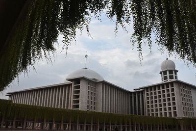Benarkah Masjid Istiqlal Yang di Jakarta Menghadap Ka bah? Cek Video Ini!