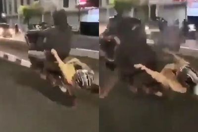Pengendara Motor Ugal-ugalan Wheelie di Tengah Jalan, Netizen Puas Lihat Endingnya