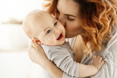 Jangan Sembarangan, Ini Bahaya Mencium Bayi Baru Lahir