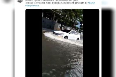 Greget! Mobil Listrik Hyundai Ioniq Santuy Terjang Banjir Jakarta