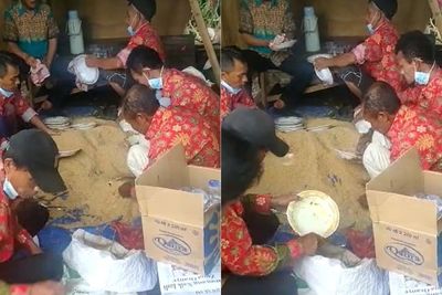 Bukan Pakai Air, Bapak-bapak Ini Cuci Piring Tamu Undangan Pakai Sekam Padi