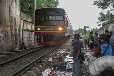 FOTO: Pasar Kaget Pinggir Rel Kereta