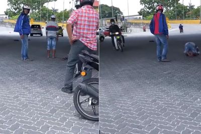 Viral Pria Salat di Tengah Jalan, Dijaga oleh Warga Sampai Selesai, Atur Arus Lalu Lintas