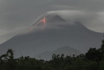 FOTO: Guguran Lava Pijar Gunung Merapi