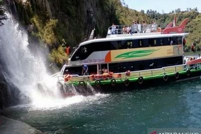 Menikmati Keindahan Danau Toba Naik Kapal Wisata Parapat