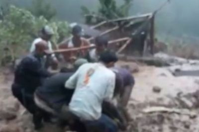 Longsor di Andonosari Pasuruan, Jembatan Ambruk Hingga Warga dan Sapi Tertimbun Material