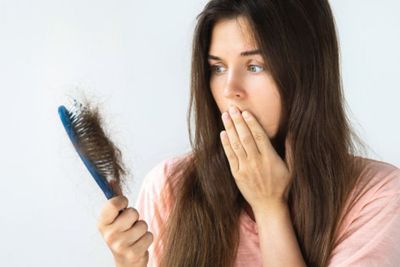 Hindari Kebiasaan Ini, Bisa-bisa Bikin Rambut Rontok