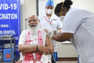 PM India Narendra Modi Terima Vaksin COVID-19 Produksi Dalam Negeri