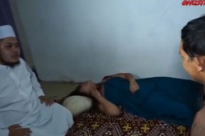 Gegara Ngomong Kasar ke Cowok, Seorang Wanita Disantet hingga Leher Penuh Luka
