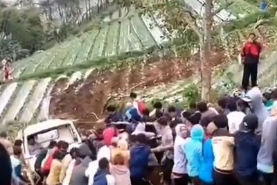 Aksi Warga Ramai-ramai Tarik Truk yang Masuk Jurang Ini Tuai Pujian