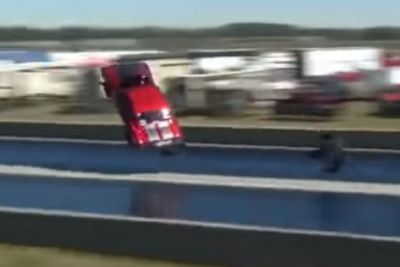 Mobil Chevrolet Camaro Ini Terbang Saat Drag Race, Ini Videonya!