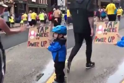 Aksi Menggemaskan Bocah Acungkan Papan Semangat ke Peserta Maraton, Tapi Ada yang Cuek