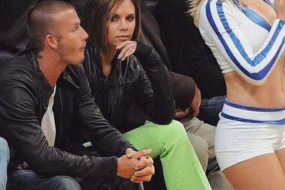David Beckham Juga Manusia, Gagal Fokus dengan Bokong Wanita Seksi di Depan Istrinya