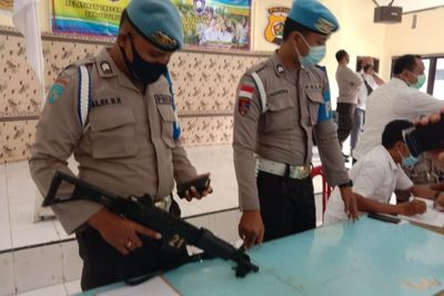 Propam Periksa Senjata Api Anggota Polres Merauke